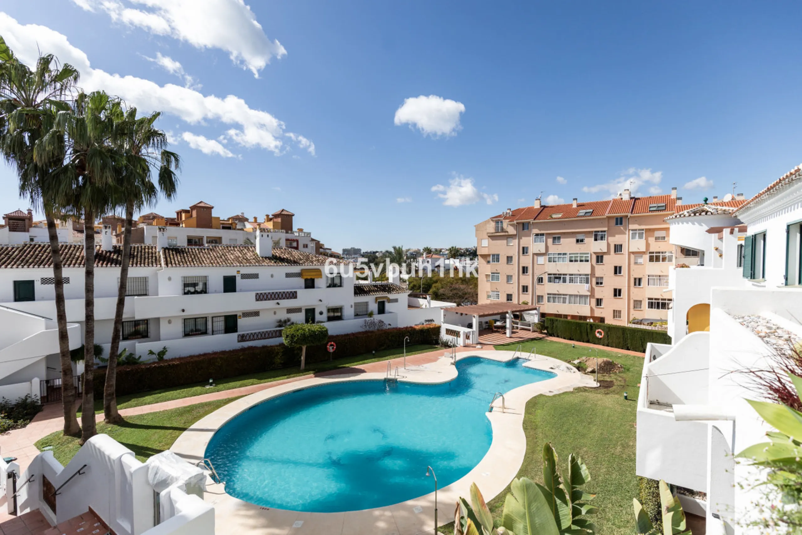 A wonderful opportunity to purchase a bright south-facing apartment in one of the most desirable residential complexes in Benalmádena — the beautiful Pueblo del Parque, located next to the famous Parque de la Paloma.