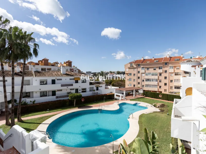A wonderful opportunity to purchase a bright south-facing apartment in one of the most desirable residential complexes in Benalmádena — the beautiful Pueblo del Parque, located next to the famous Parque de la Paloma.