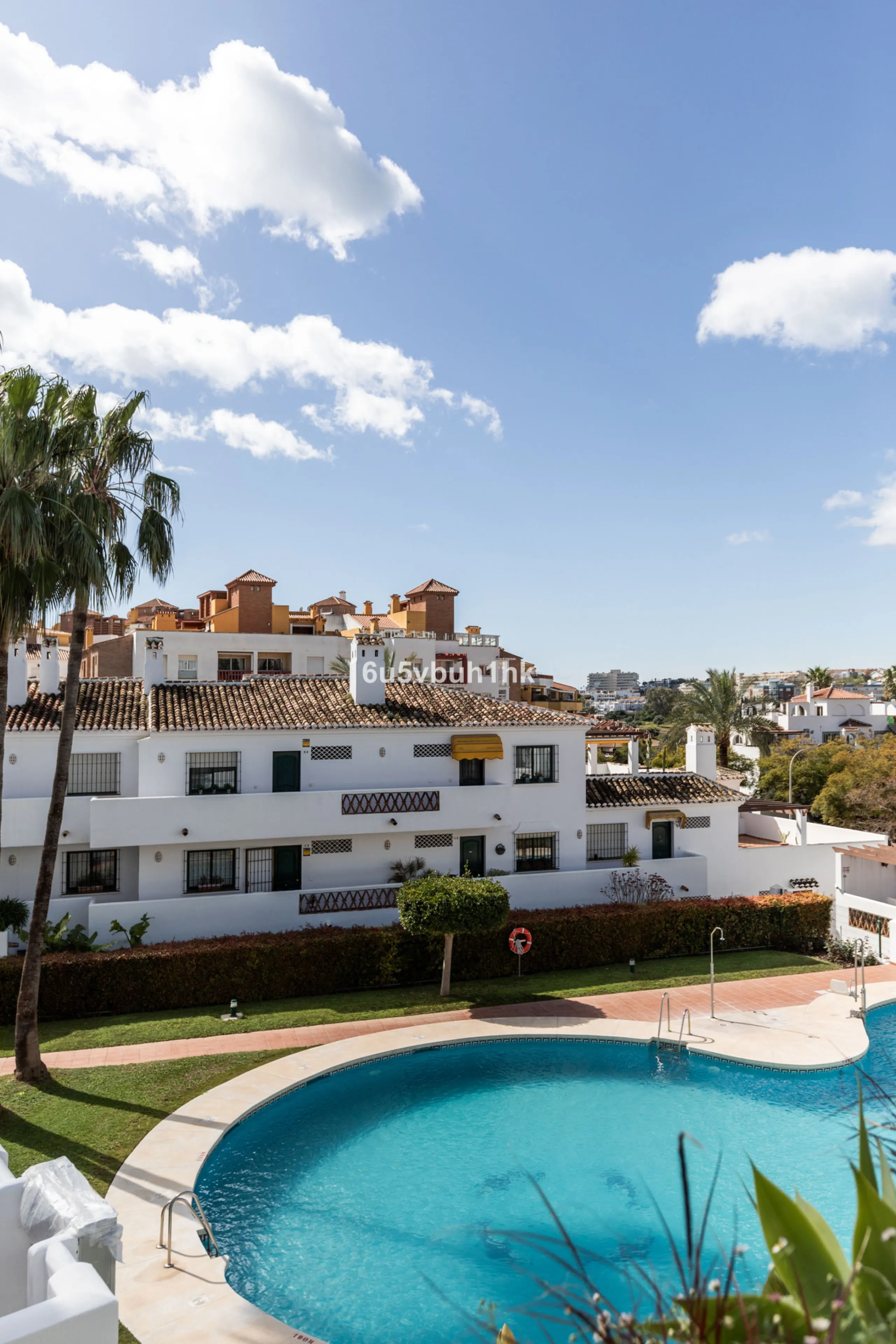 A wonderful opportunity to purchase a bright south-facing apartment in one of the most desirable residential complexes in Benalmádena — the beautiful Pueblo del Parque, located next to the famous Parque de la Paloma.