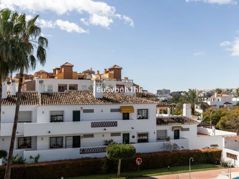A wonderful opportunity to purchase a bright south-facing apartment in one of the most desirable residential complexes in Benalmádena — the beautiful Pueblo del Parque, located next to the famous Parque de la Paloma.