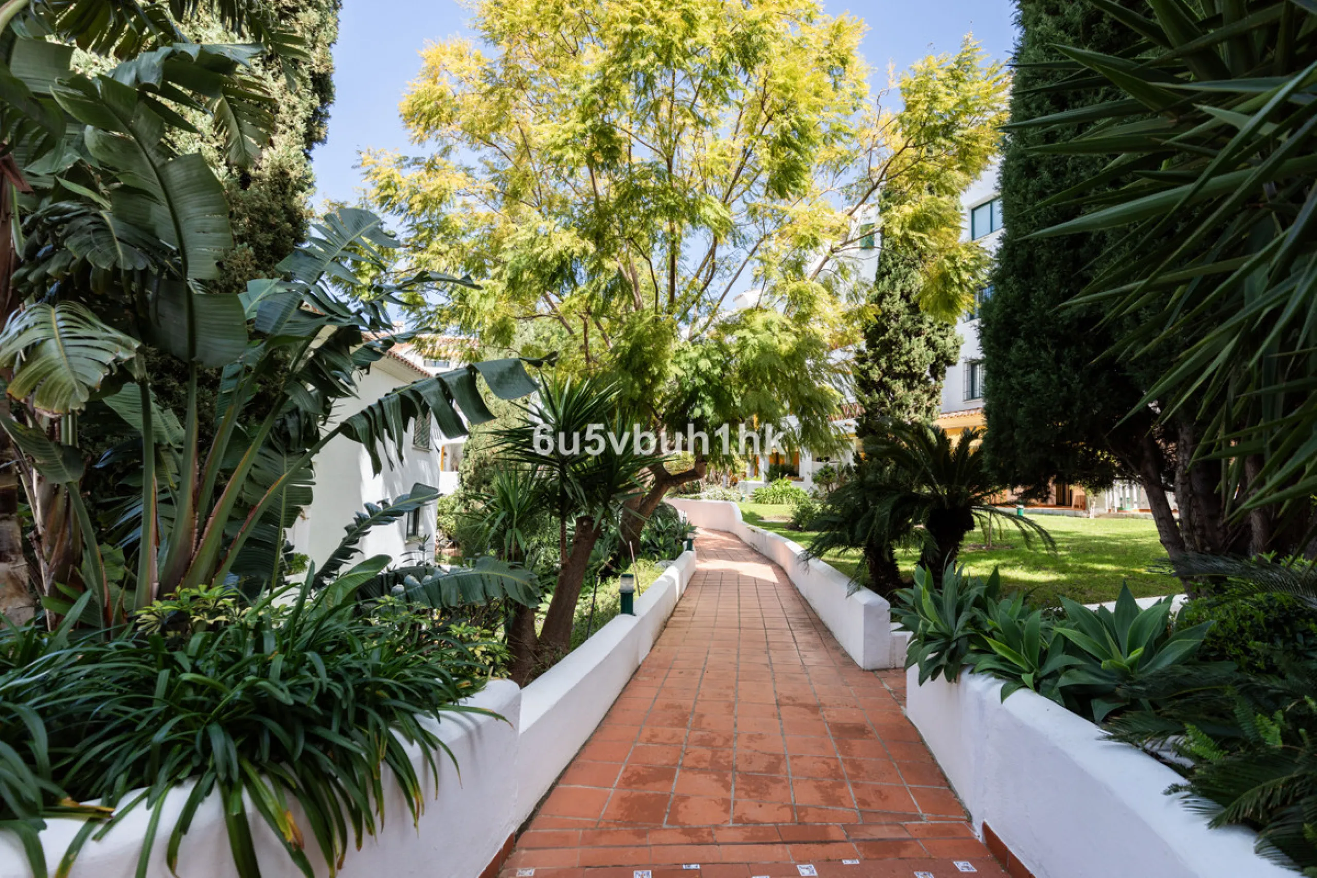 A wonderful opportunity to purchase a bright south-facing apartment in one of the most desirable residential complexes in Benalmádena — the beautiful Pueblo del Parque, located next to the famous Parque de la Paloma.