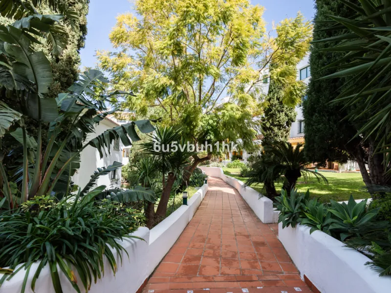 A wonderful opportunity to purchase a bright south-facing apartment in one of the most desirable residential complexes in Benalmádena — the beautiful Pueblo del Parque, located next to the famous Parque de la Paloma.