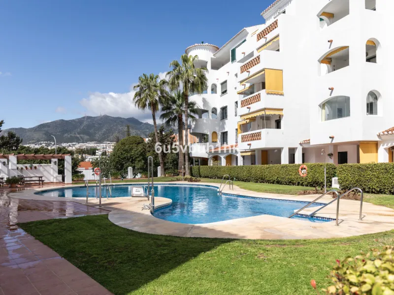 A wonderful opportunity to purchase a bright south-facing apartment in one of the most desirable residential complexes in Benalmádena — the beautiful Pueblo del Parque, located next to the famous Parque de la Paloma.