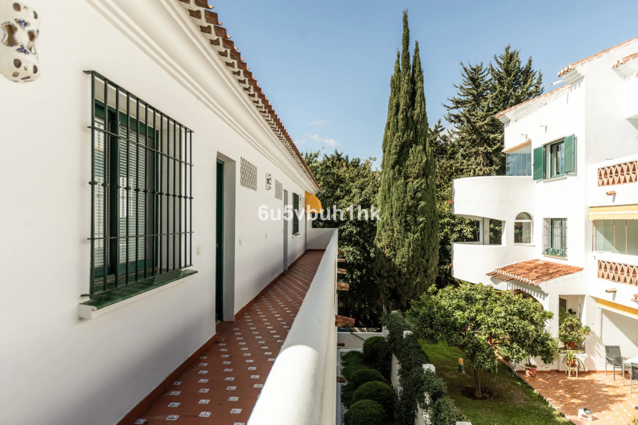 A wonderful opportunity to purchase a bright south-facing apartment in one of the most desirable residential complexes in Benalmádena — the beautiful Pueblo del Parque, located next to the famous Parque de la Paloma.