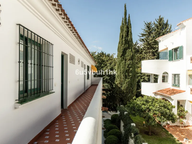 A wonderful opportunity to purchase a bright south-facing apartment in one of the most desirable residential complexes in Benalmádena — the beautiful Pueblo del Parque, located next to the famous Parque de la Paloma.