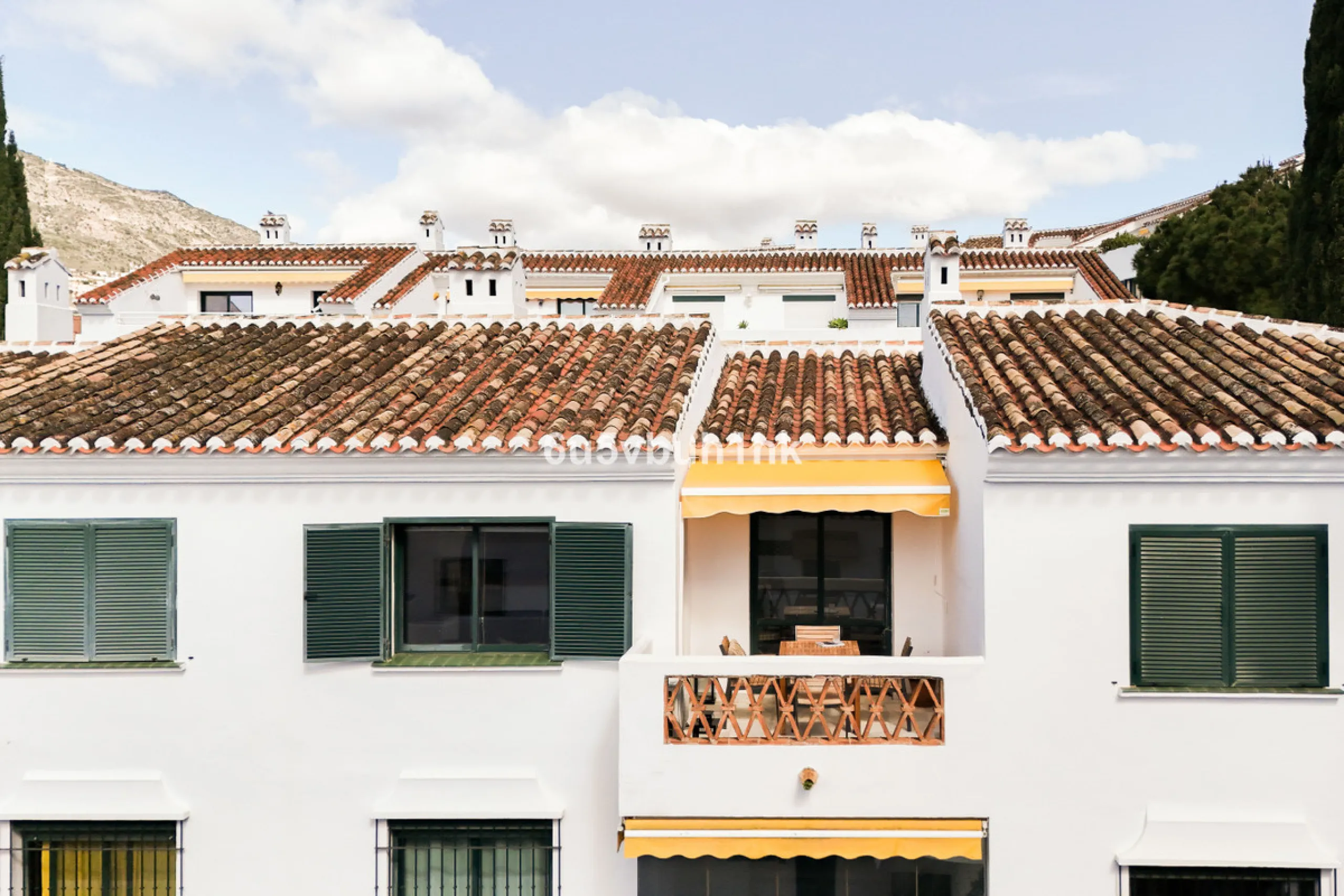 A wonderful opportunity to purchase a bright south-facing apartment in one of the most desirable residential complexes in Benalmádena — the beautiful Pueblo del Parque, located next to the famous Parque de la Paloma.