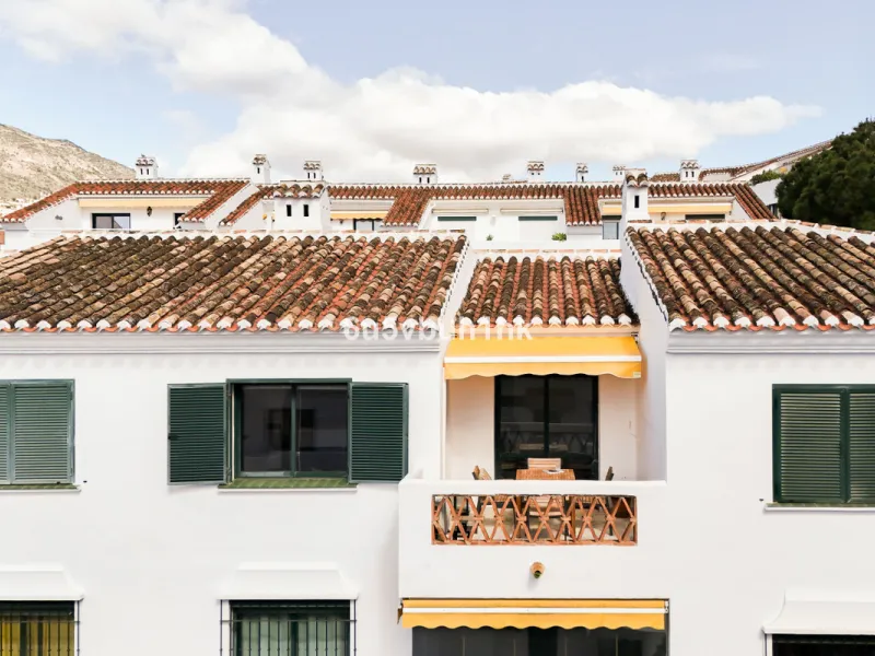 A wonderful opportunity to purchase a bright south-facing apartment in one of the most desirable residential complexes in Benalmádena — the beautiful Pueblo del Parque, located next to the famous Parque de la Paloma.