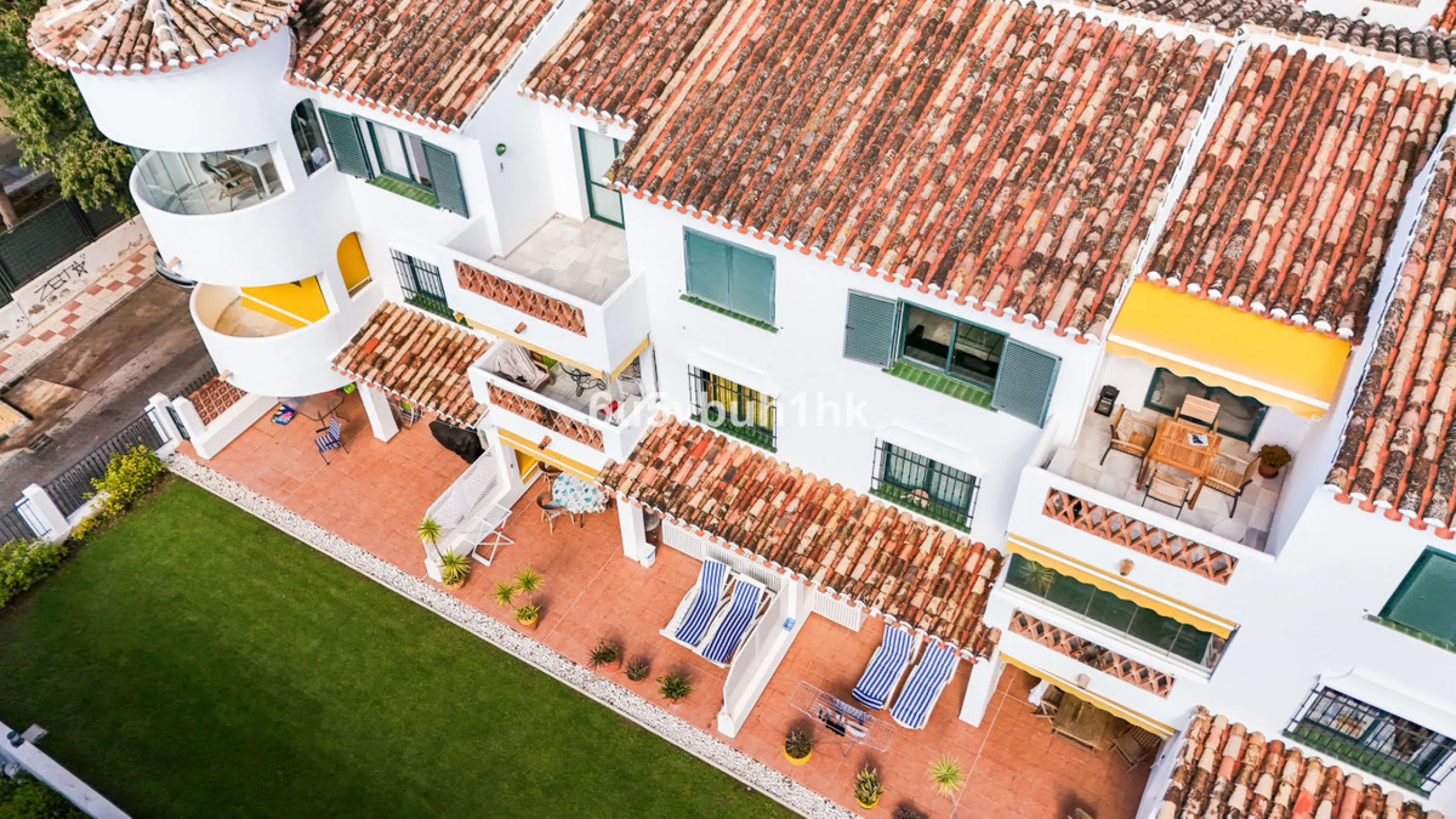 A wonderful opportunity to purchase a bright south-facing apartment in one of the most desirable residential complexes in Benalmádena — the beautiful Pueblo del Parque, located next to the famous Parque de la Paloma.