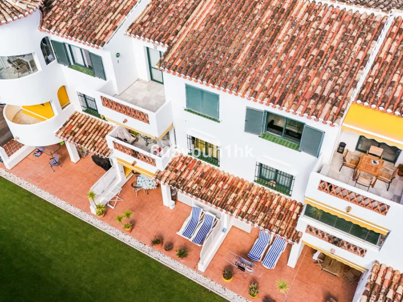 A wonderful opportunity to purchase a bright south-facing apartment in one of the most desirable residential complexes in Benalmádena — the beautiful Pueblo del Parque, located next to the famous Parque de la Paloma.