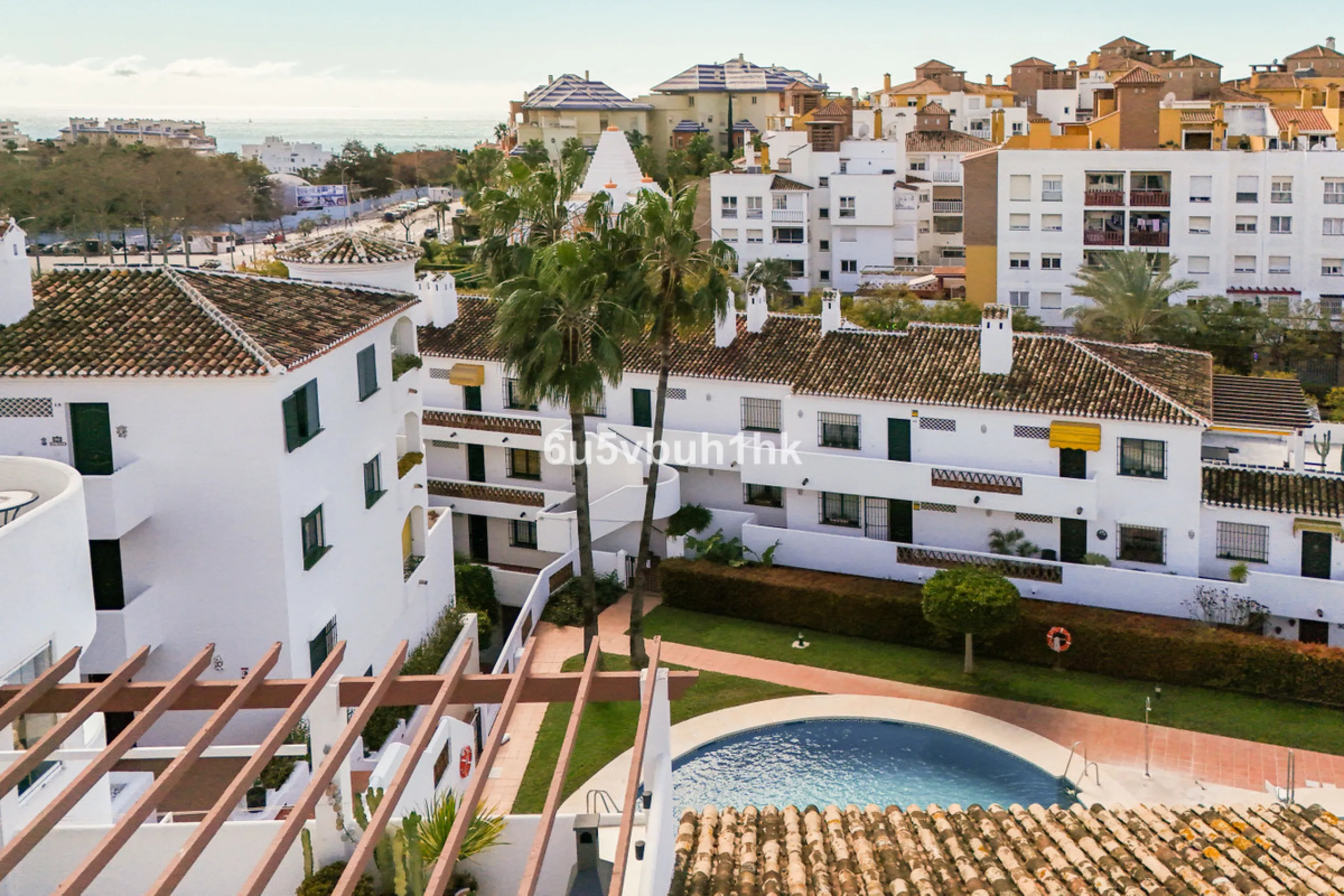 A wonderful opportunity to purchase a bright south-facing apartment in one of the most desirable residential complexes in Benalmádena — the beautiful Pueblo del Parque, located next to the famous Parque de la Paloma.