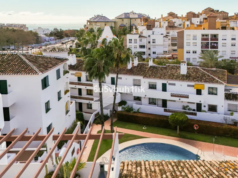 A wonderful opportunity to purchase a bright south-facing apartment in one of the most desirable residential complexes in Benalmádena — the beautiful Pueblo del Parque, located next to the famous Parque de la Paloma.