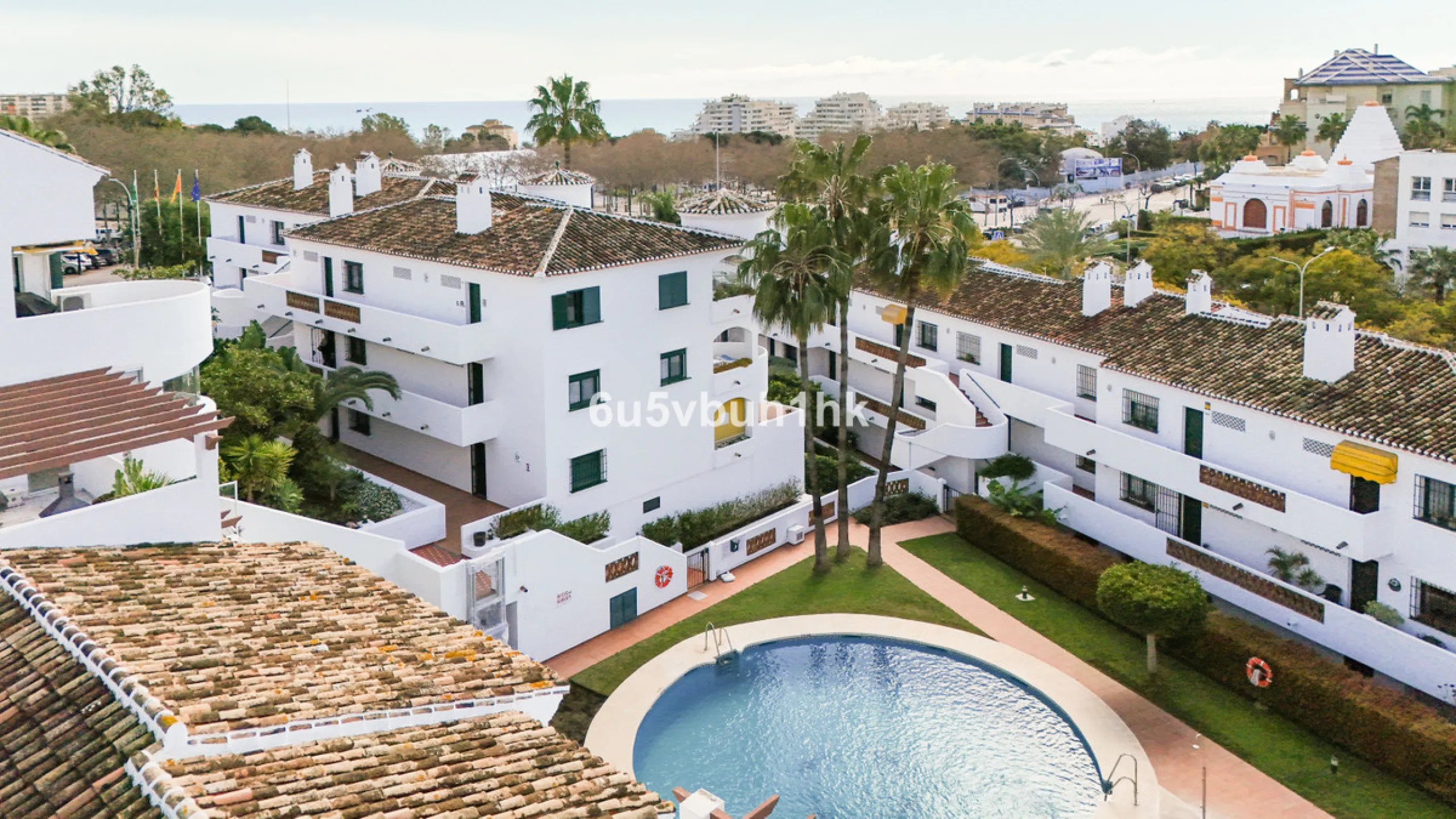 A wonderful opportunity to purchase a bright south-facing apartment in one of the most desirable residential complexes in Benalmádena — the beautiful Pueblo del Parque, located next to the famous Parque de la Paloma.