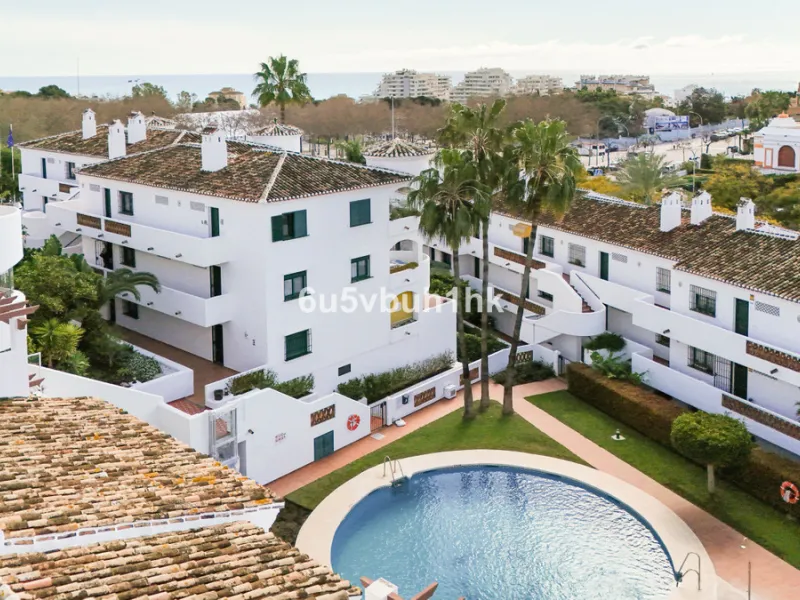 A wonderful opportunity to purchase a bright south-facing apartment in one of the most desirable residential complexes in Benalmádena — the beautiful Pueblo del Parque, located next to the famous Parque de la Paloma.