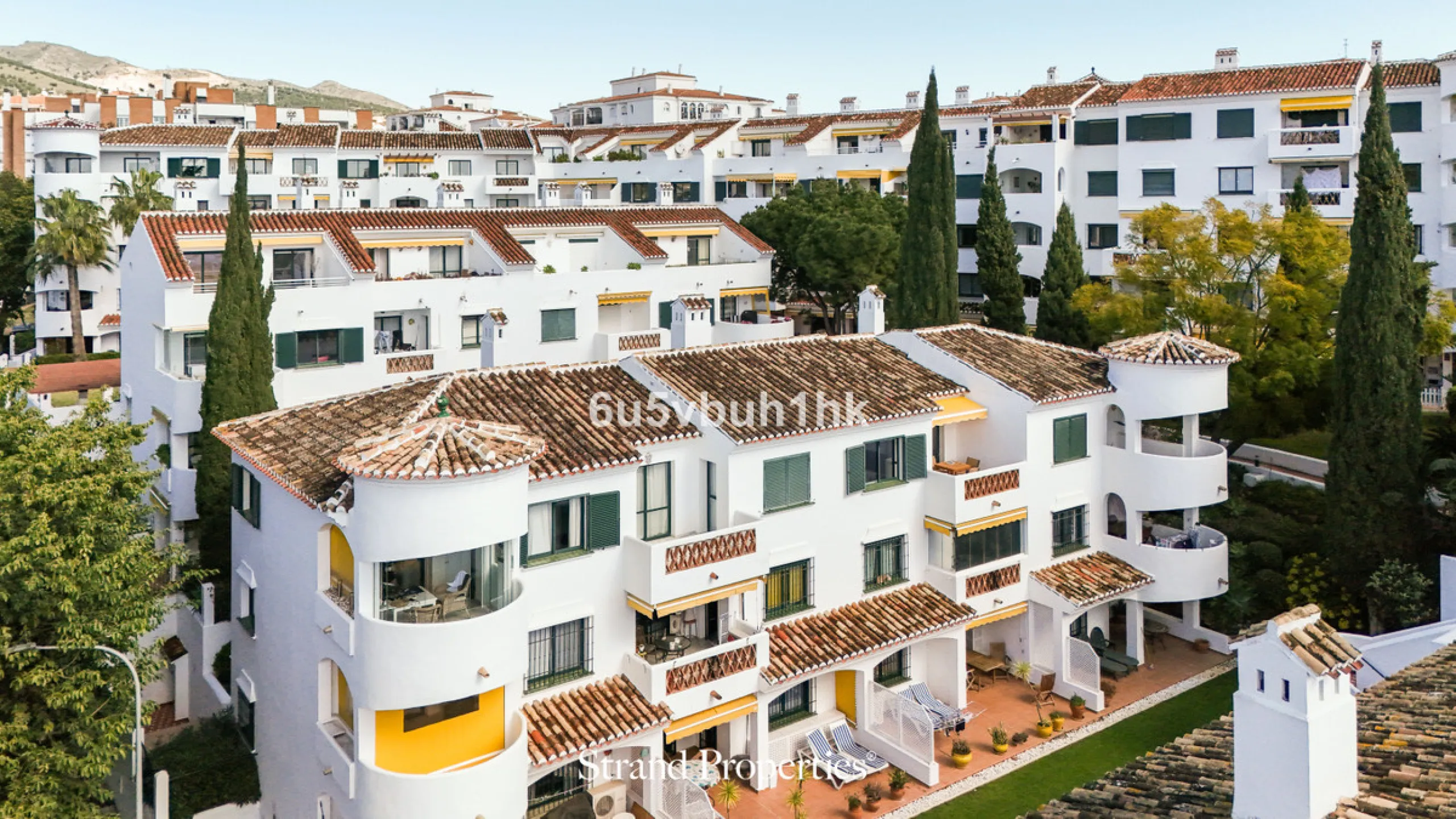 A wonderful opportunity to purchase a bright south-facing apartment in one of the most desirable residential complexes in Benalmádena — the beautiful Pueblo del Parque, located next to the famous Parque de la Paloma.
