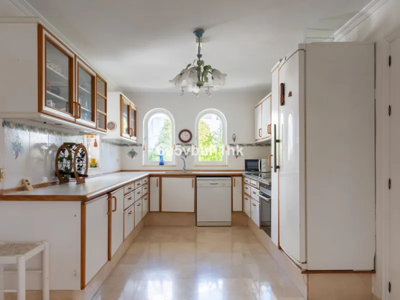 Hidden among palm trees and mature gardens in the established residential area of Sitio de Calahonda, this beautiful Andalusian villa captures the essence of traditional Mediterranean living. From the moment you arrive through the private gated entrance a