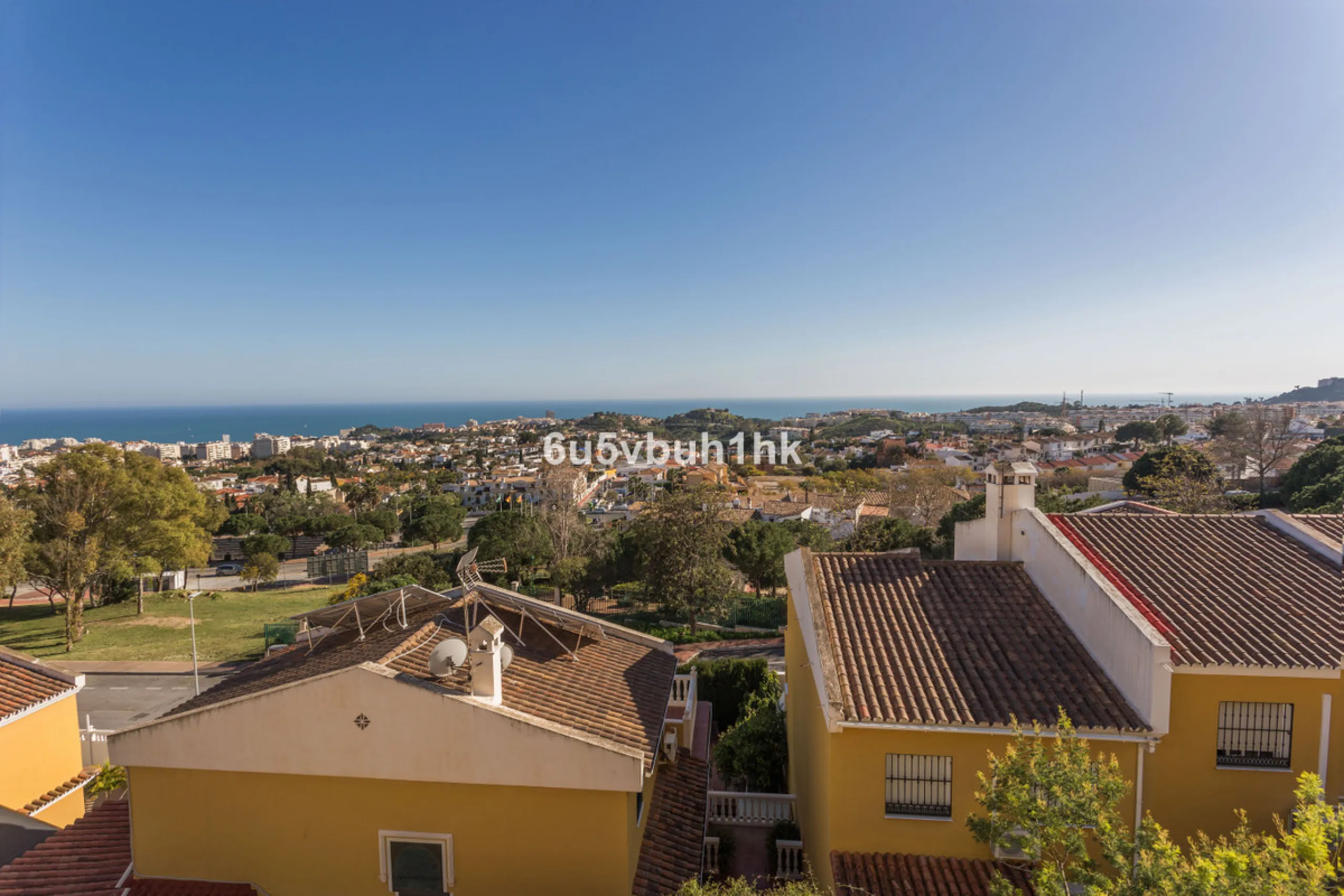 House - Townhouse в продаже в Benalmadena, Málaga. В доме 4 спален и 3 ванных комнат. Площадь дома 200 м². Площадь участка 200 м²