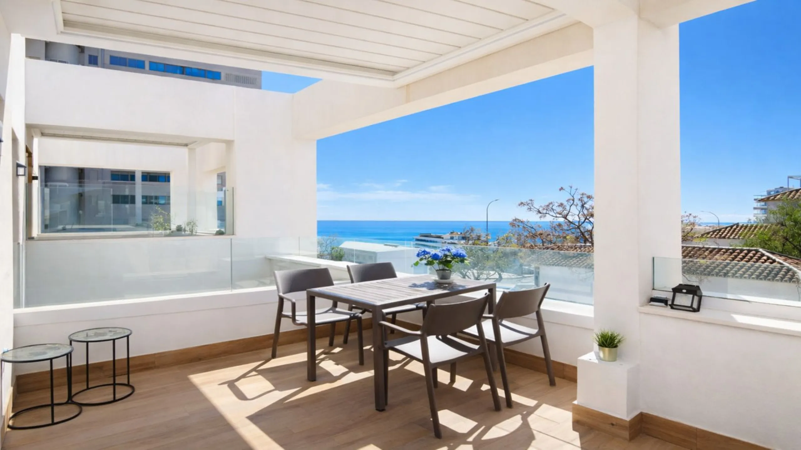 Exclusive corner penthouse built in 2021, located in the heart of Torremolinos, in a modern building with only a few neighbours, offering privacy and tranquillity while being within walking distance of all amenities.
