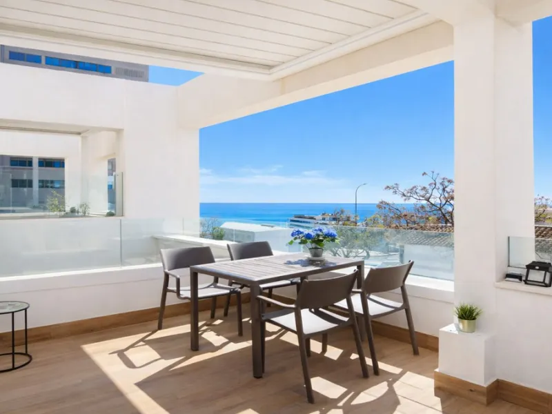 Exclusive corner penthouse built in 2021, located in the heart of Torremolinos, in a modern building with only a few neighbours, offering privacy and tranquillity while being within walking distance of all amenities.