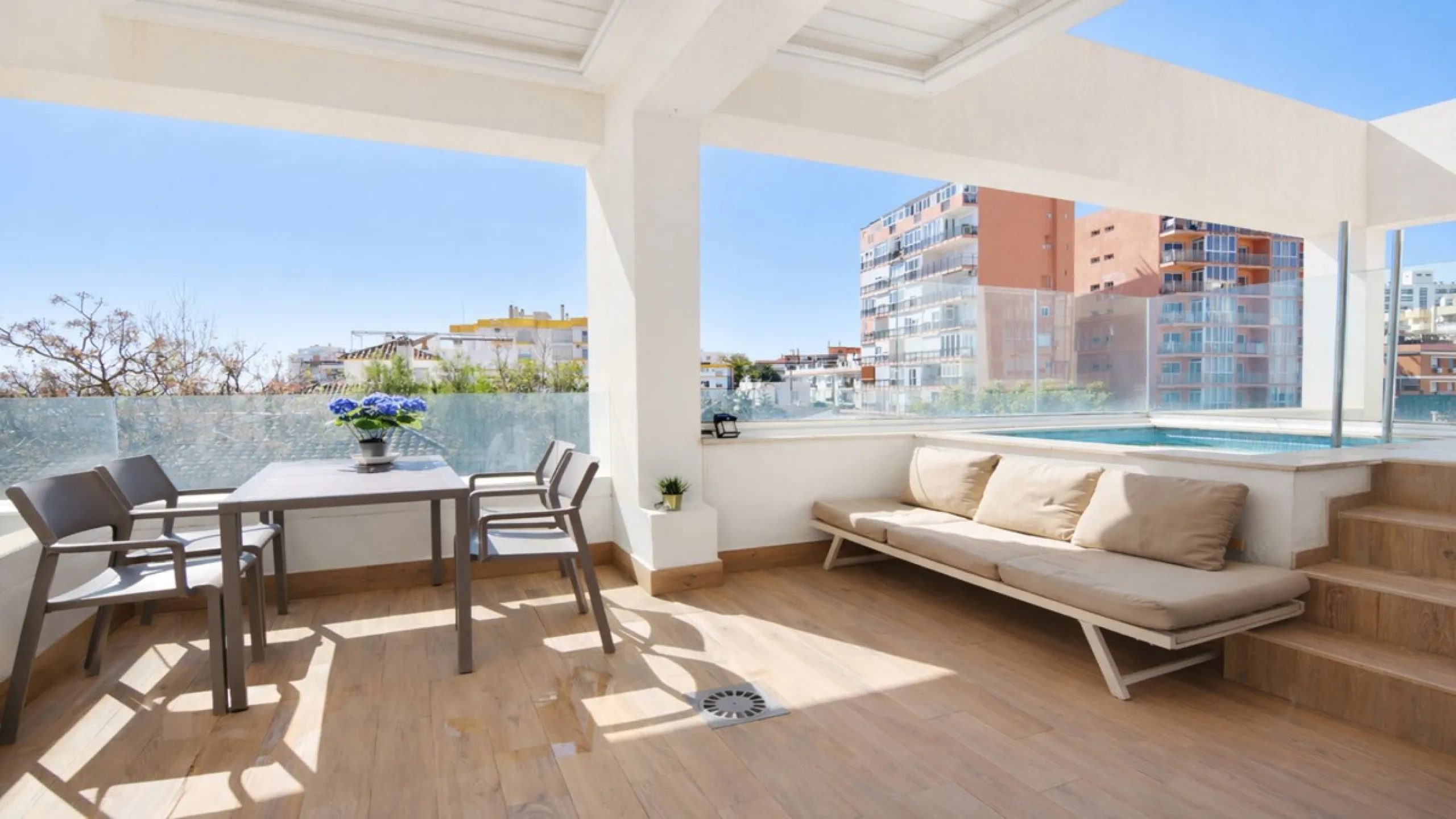 Exclusive corner penthouse built in 2021, located in the heart of Torremolinos, in a modern building with only a few neighbours, offering privacy and tranquillity while being within walking distance of all amenities.