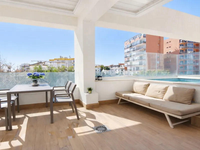 Exclusive corner penthouse built in 2021, located in the heart of Torremolinos, in a modern building with only a few neighbours, offering privacy and tranquillity while being within walking distance of all amenities.