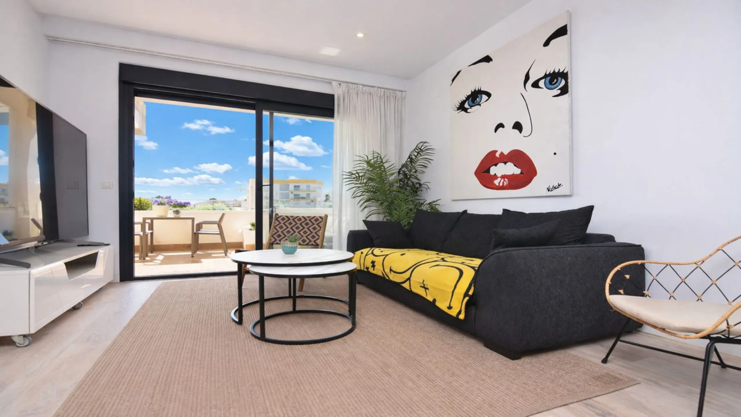 Exclusive corner penthouse built in 2021, located in the heart of Torremolinos, in a modern building with only a few neighbours, offering privacy and tranquillity while being within walking distance of all amenities.
