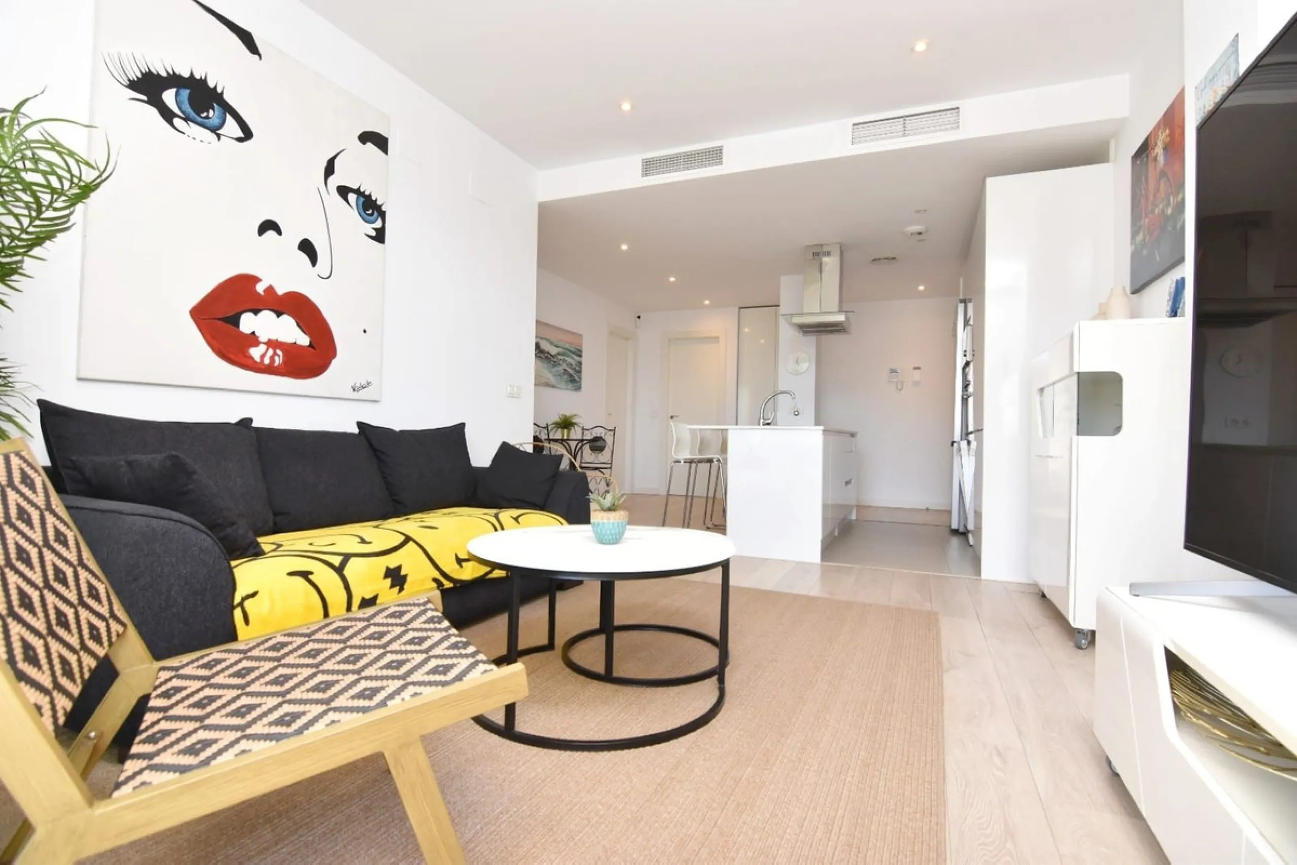 Exclusive corner penthouse built in 2021, located in the heart of Torremolinos, in a modern building with only a few neighbours, offering privacy and tranquillity while being within walking distance of all amenities.