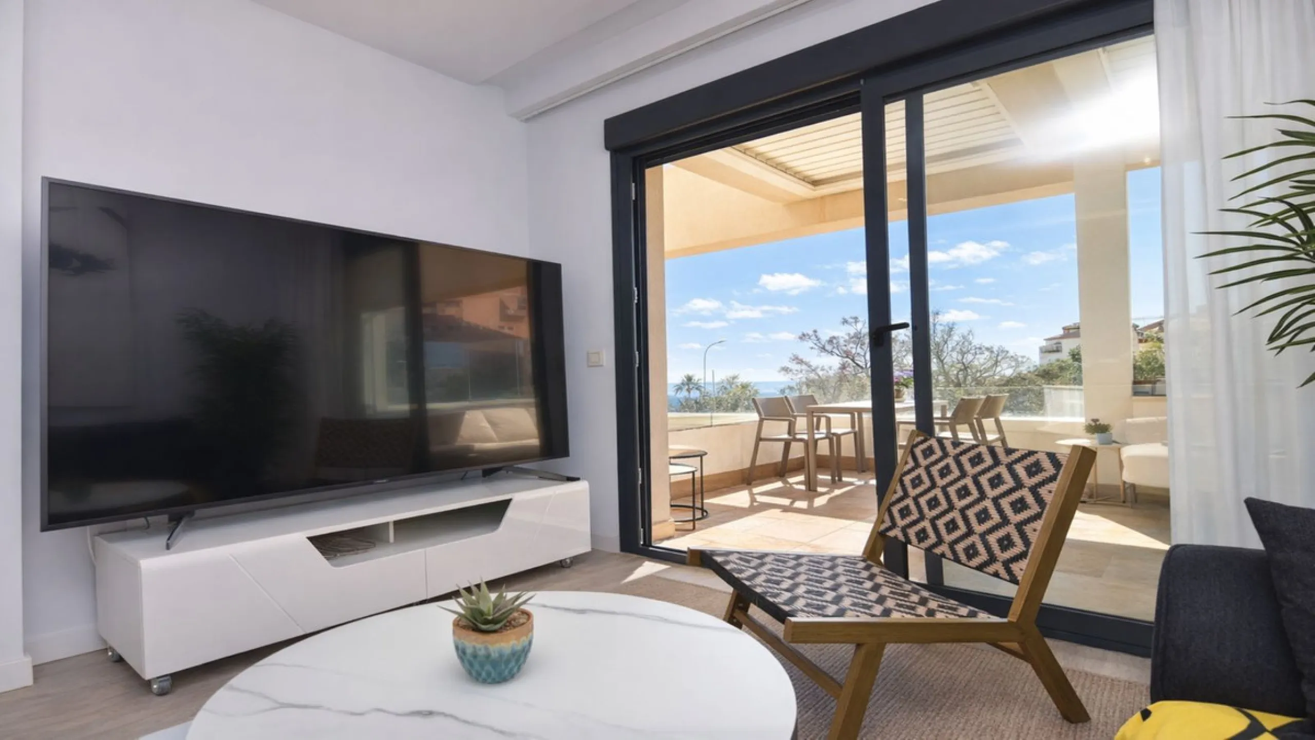 Exclusive corner penthouse built in 2021, located in the heart of Torremolinos, in a modern building with only a few neighbours, offering privacy and tranquillity while being within walking distance of all amenities.