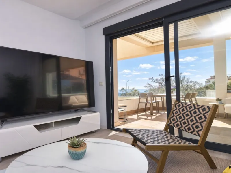 Exclusive corner penthouse built in 2021, located in the heart of Torremolinos, in a modern building with only a few neighbours, offering privacy and tranquillity while being within walking distance of all amenities.