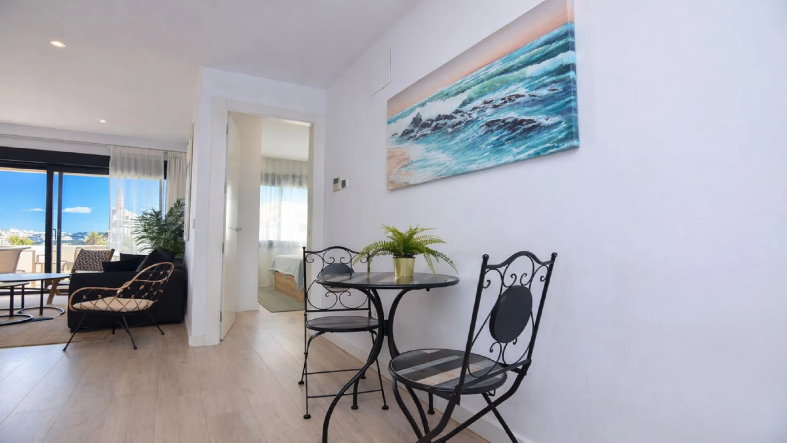 Exclusive corner penthouse built in 2021, located in the heart of Torremolinos, in a modern building with only a few neighbours, offering privacy and tranquillity while being within walking distance of all amenities.