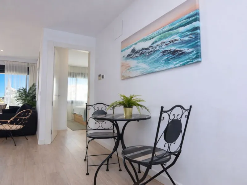 Exclusive corner penthouse built in 2021, located in the heart of Torremolinos, in a modern building with only a few neighbours, offering privacy and tranquillity while being within walking distance of all amenities.