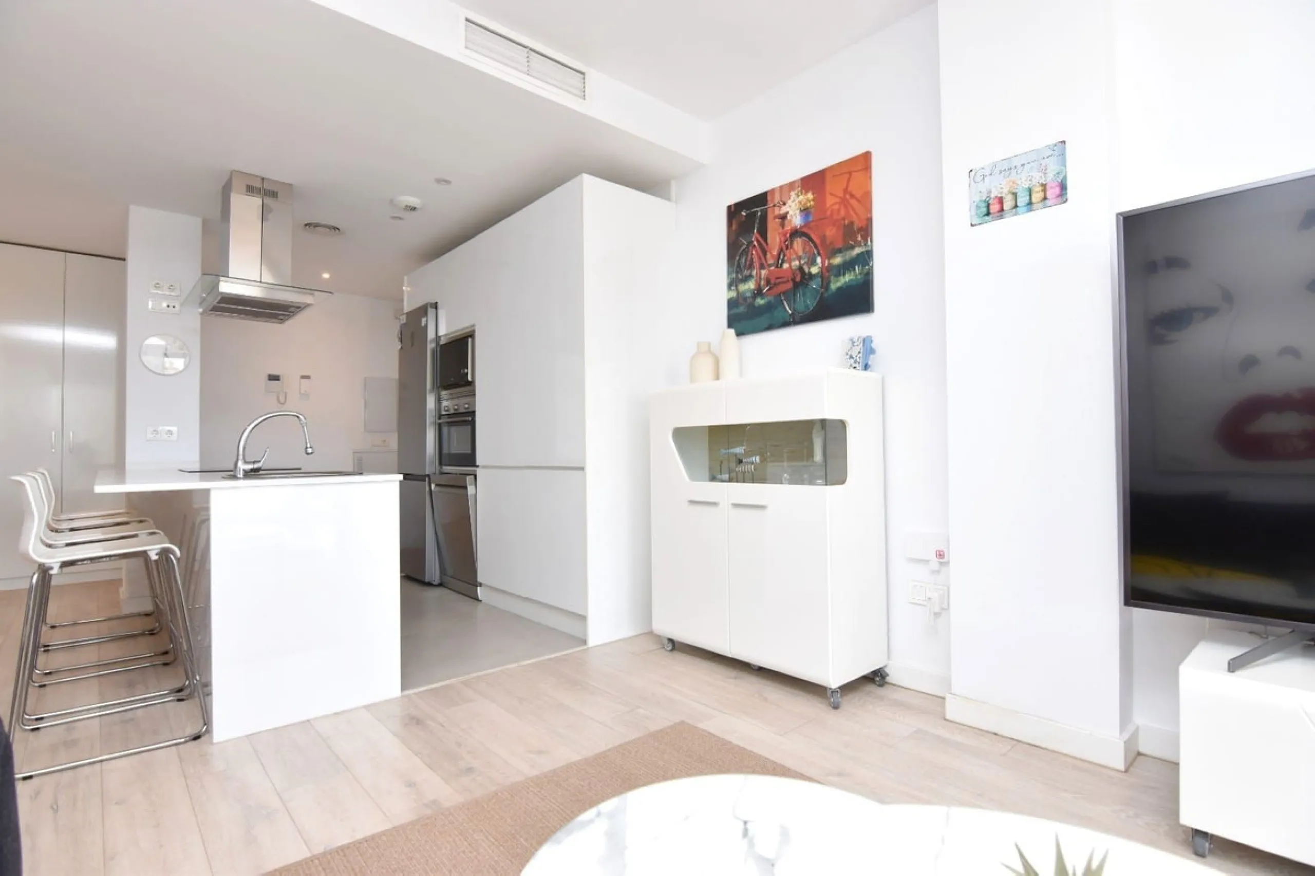 Exclusive corner penthouse built in 2021, located in the heart of Torremolinos, in a modern building with only a few neighbours, offering privacy and tranquillity while being within walking distance of all amenities.