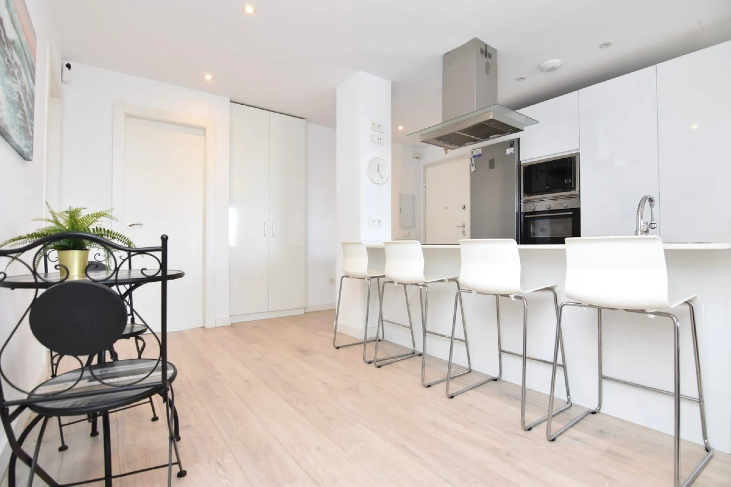 Exclusive corner penthouse built in 2021, located in the heart of Torremolinos, in a modern building with only a few neighbours, offering privacy and tranquillity while being within walking distance of all amenities.
