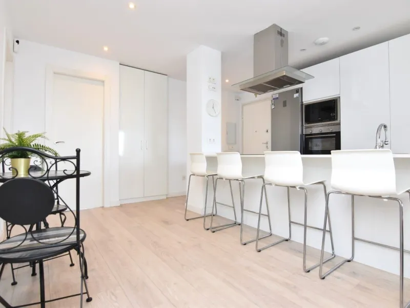 Exclusive corner penthouse built in 2021, located in the heart of Torremolinos, in a modern building with only a few neighbours, offering privacy and tranquillity while being within walking distance of all amenities.