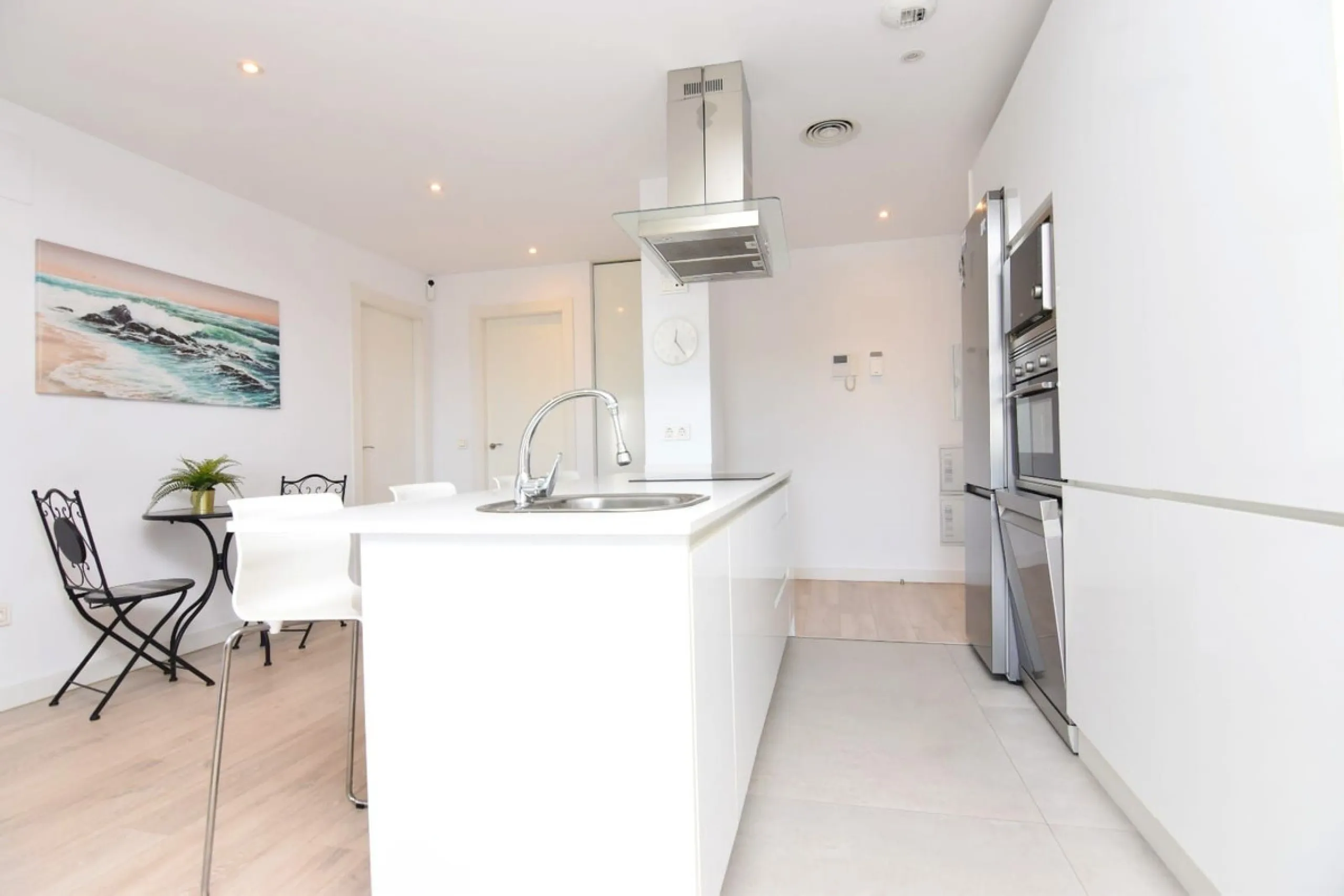 Exclusive corner penthouse built in 2021, located in the heart of Torremolinos, in a modern building with only a few neighbours, offering privacy and tranquillity while being within walking distance of all amenities.