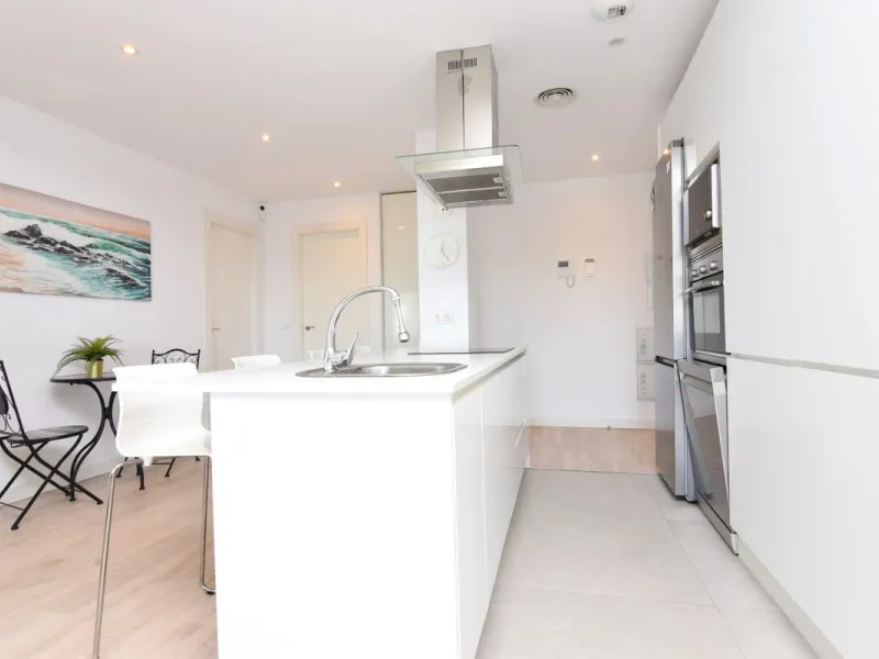 Exclusive corner penthouse built in 2021, located in the heart of Torremolinos, in a modern building with only a few neighbours, offering privacy and tranquillity while being within walking distance of all amenities.