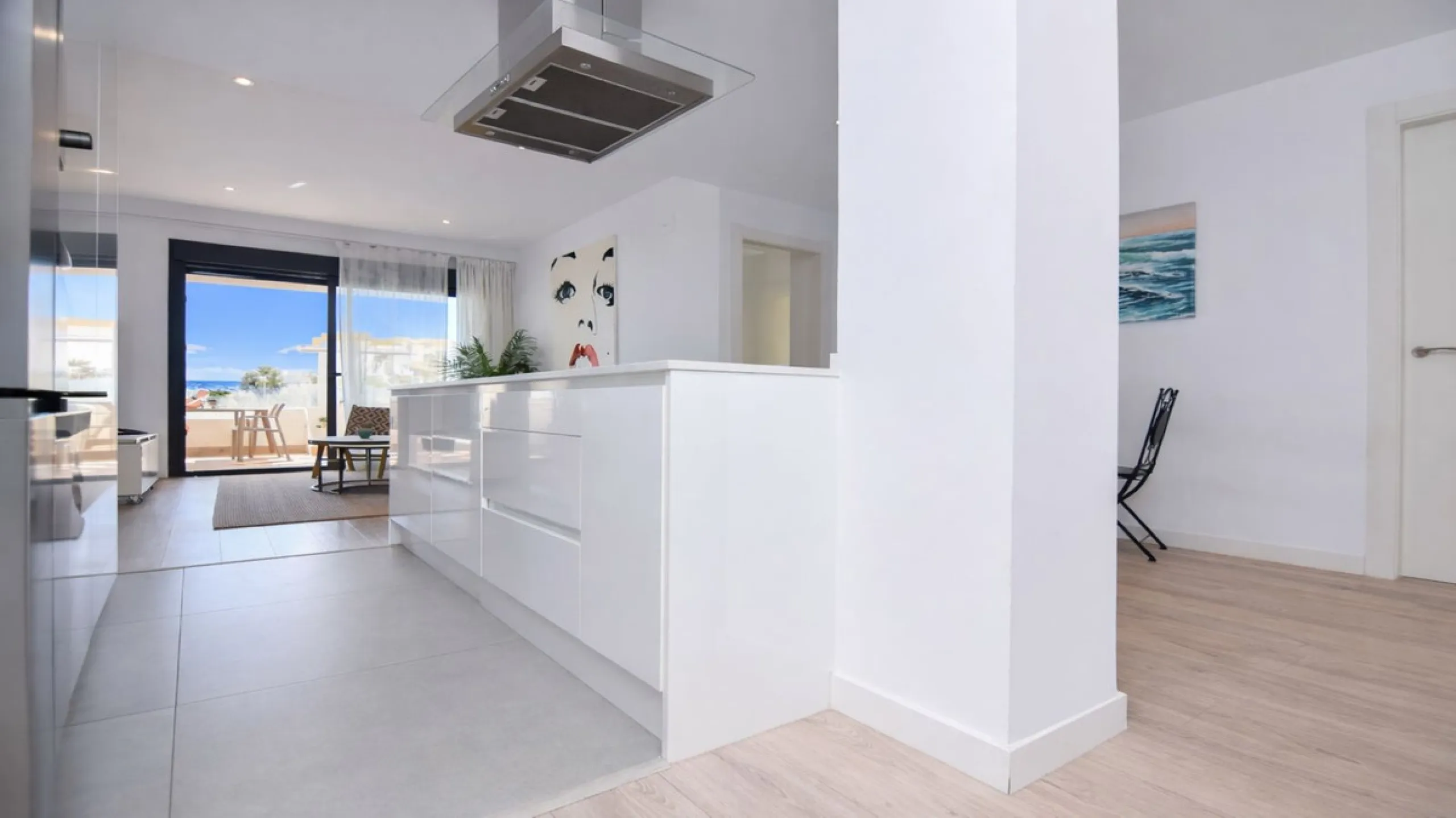 Exclusive corner penthouse built in 2021, located in the heart of Torremolinos, in a modern building with only a few neighbours, offering privacy and tranquillity while being within walking distance of all amenities.