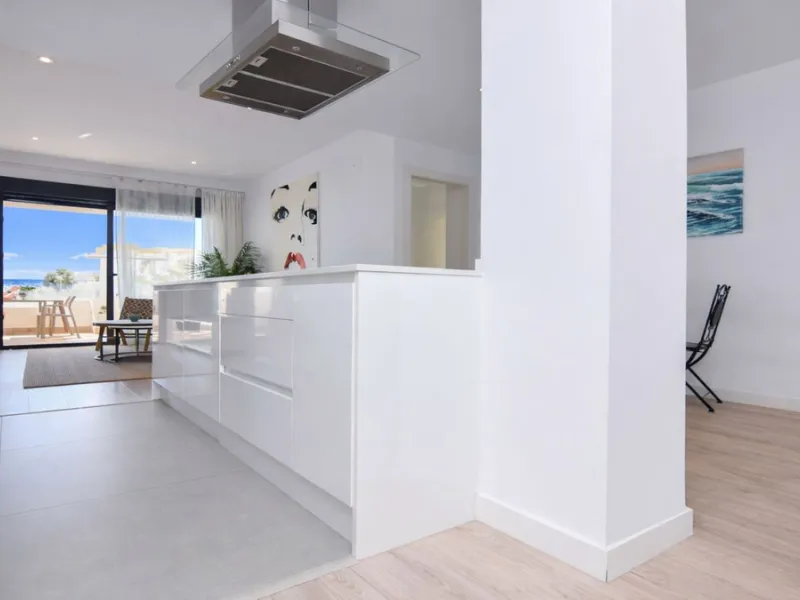 Exclusive corner penthouse built in 2021, located in the heart of Torremolinos, in a modern building with only a few neighbours, offering privacy and tranquillity while being within walking distance of all amenities.