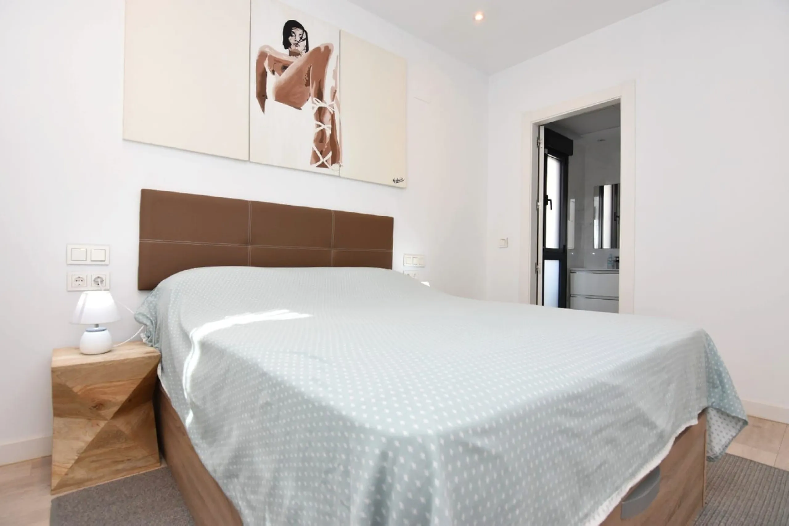 Exclusive corner penthouse built in 2021, located in the heart of Torremolinos, in a modern building with only a few neighbours, offering privacy and tranquillity while being within walking distance of all amenities.