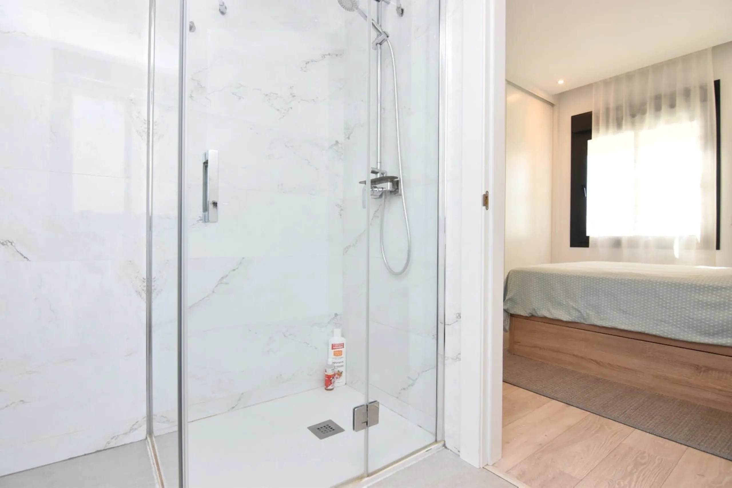 Exclusive corner penthouse built in 2021, located in the heart of Torremolinos, in a modern building with only a few neighbours, offering privacy and tranquillity while being within walking distance of all amenities.