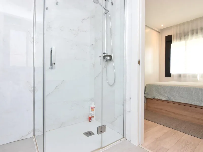 Exclusive corner penthouse built in 2021, located in the heart of Torremolinos, in a modern building with only a few neighbours, offering privacy and tranquillity while being within walking distance of all amenities.