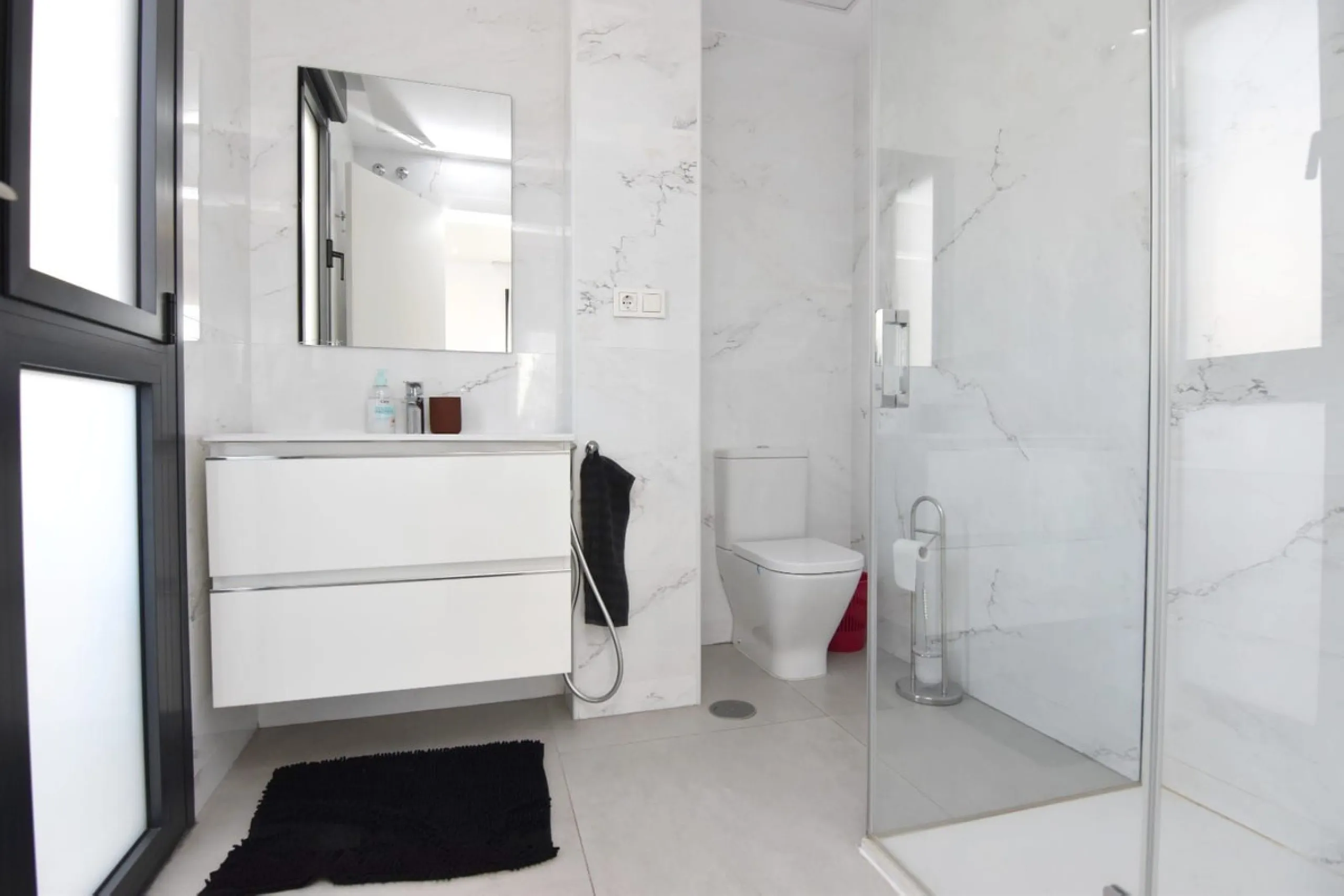 Exclusive corner penthouse built in 2021, located in the heart of Torremolinos, in a modern building with only a few neighbours, offering privacy and tranquillity while being within walking distance of all amenities.