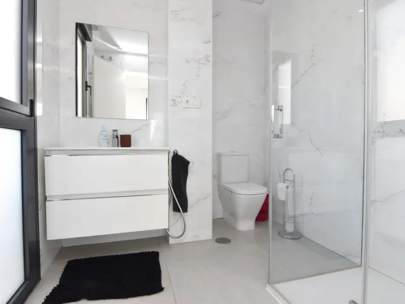 Exclusive corner penthouse built in 2021, located in the heart of Torremolinos, in a modern building with only a few neighbours, offering privacy and tranquillity while being within walking distance of all amenities.
