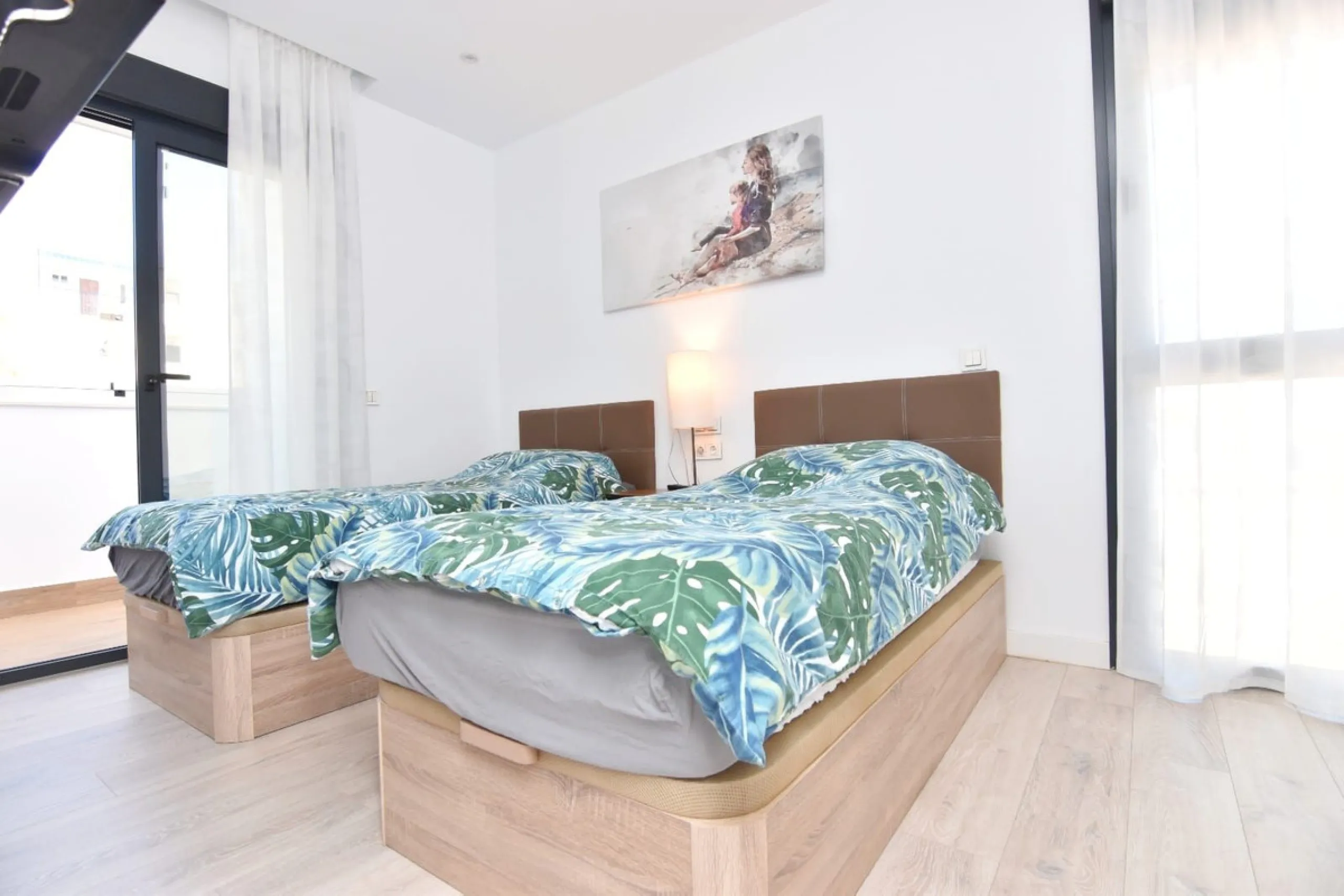 Exclusive corner penthouse built in 2021, located in the heart of Torremolinos, in a modern building with only a few neighbours, offering privacy and tranquillity while being within walking distance of all amenities.