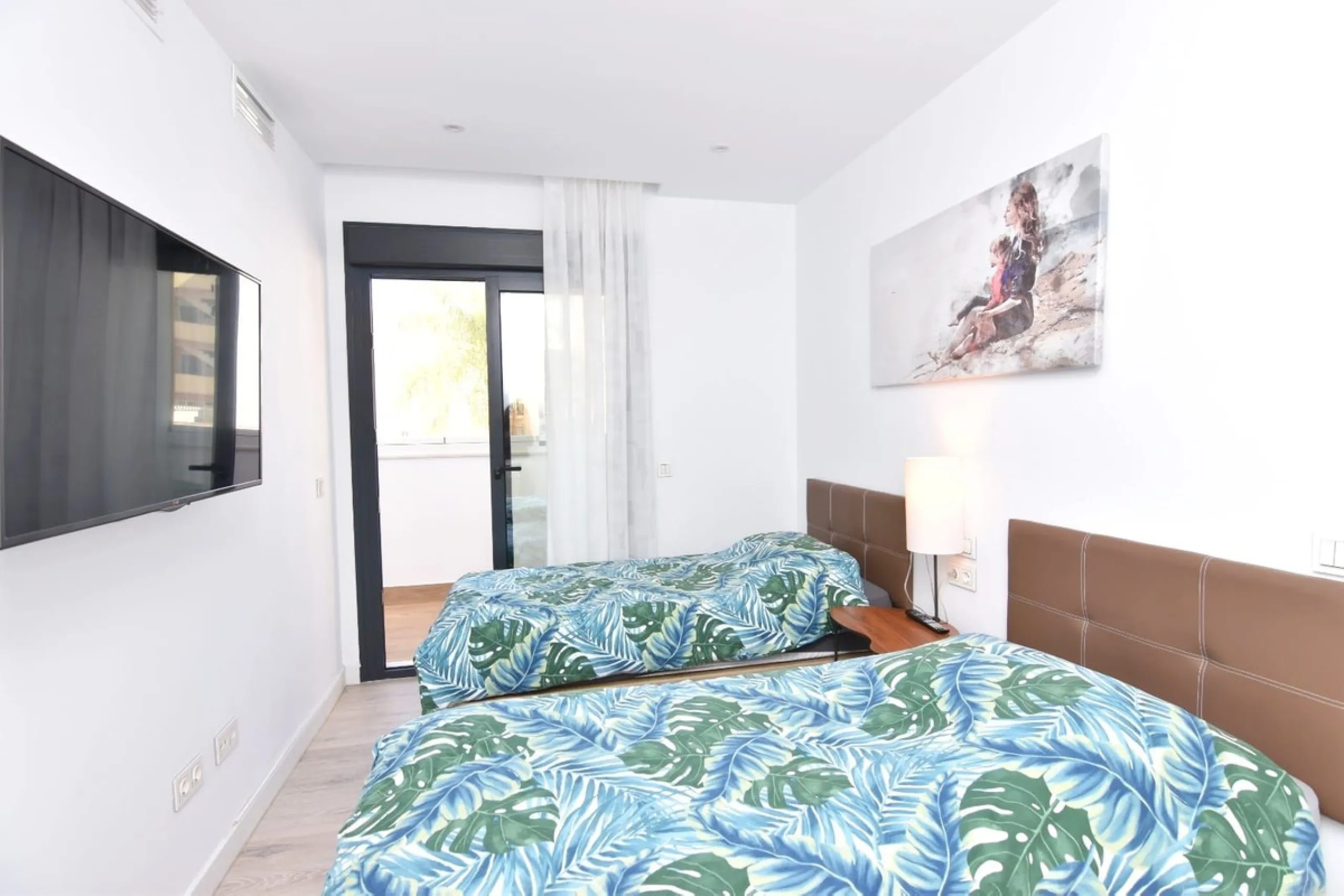 Exclusive corner penthouse built in 2021, located in the heart of Torremolinos, in a modern building with only a few neighbours, offering privacy and tranquillity while being within walking distance of all amenities.