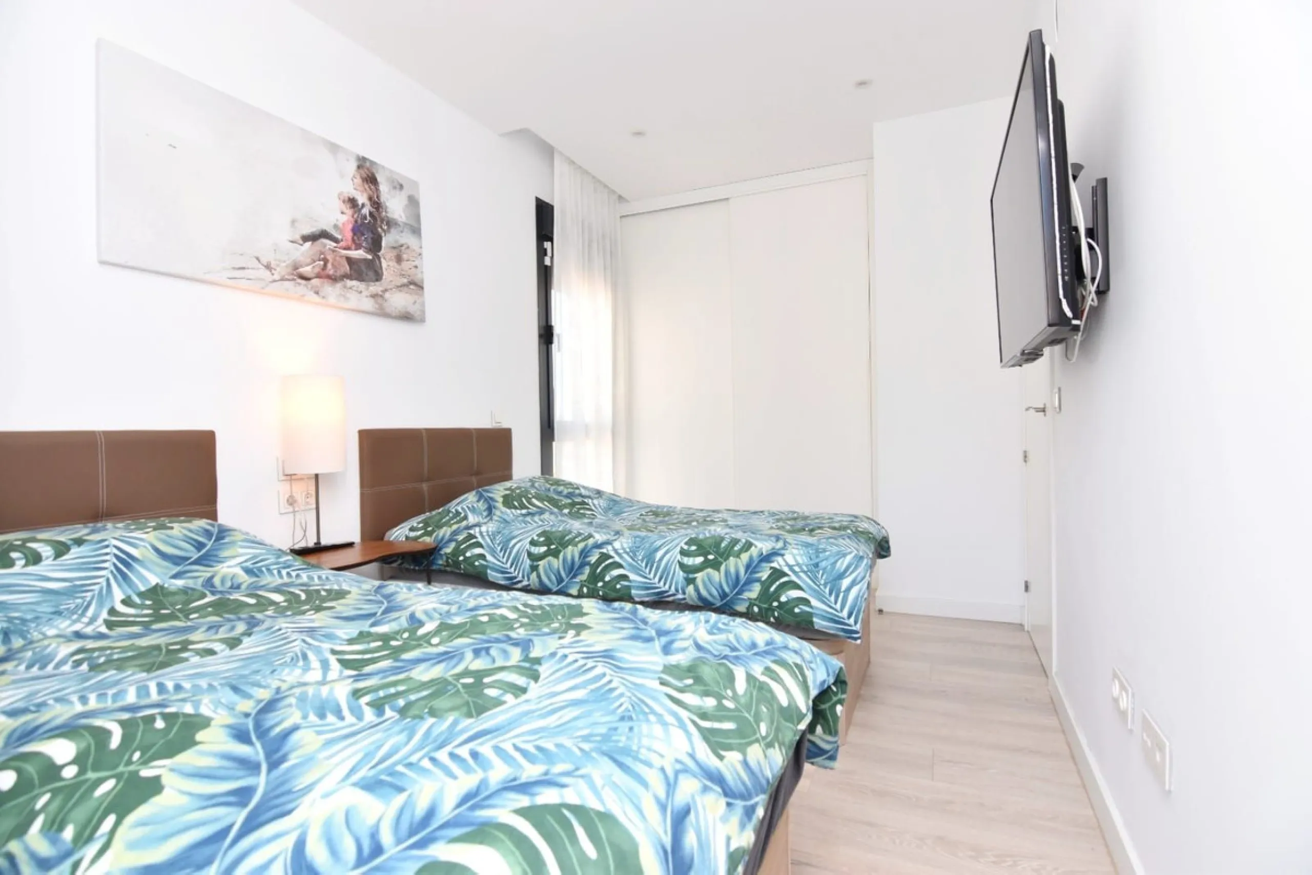 Exclusive corner penthouse built in 2021, located in the heart of Torremolinos, in a modern building with only a few neighbours, offering privacy and tranquillity while being within walking distance of all amenities.