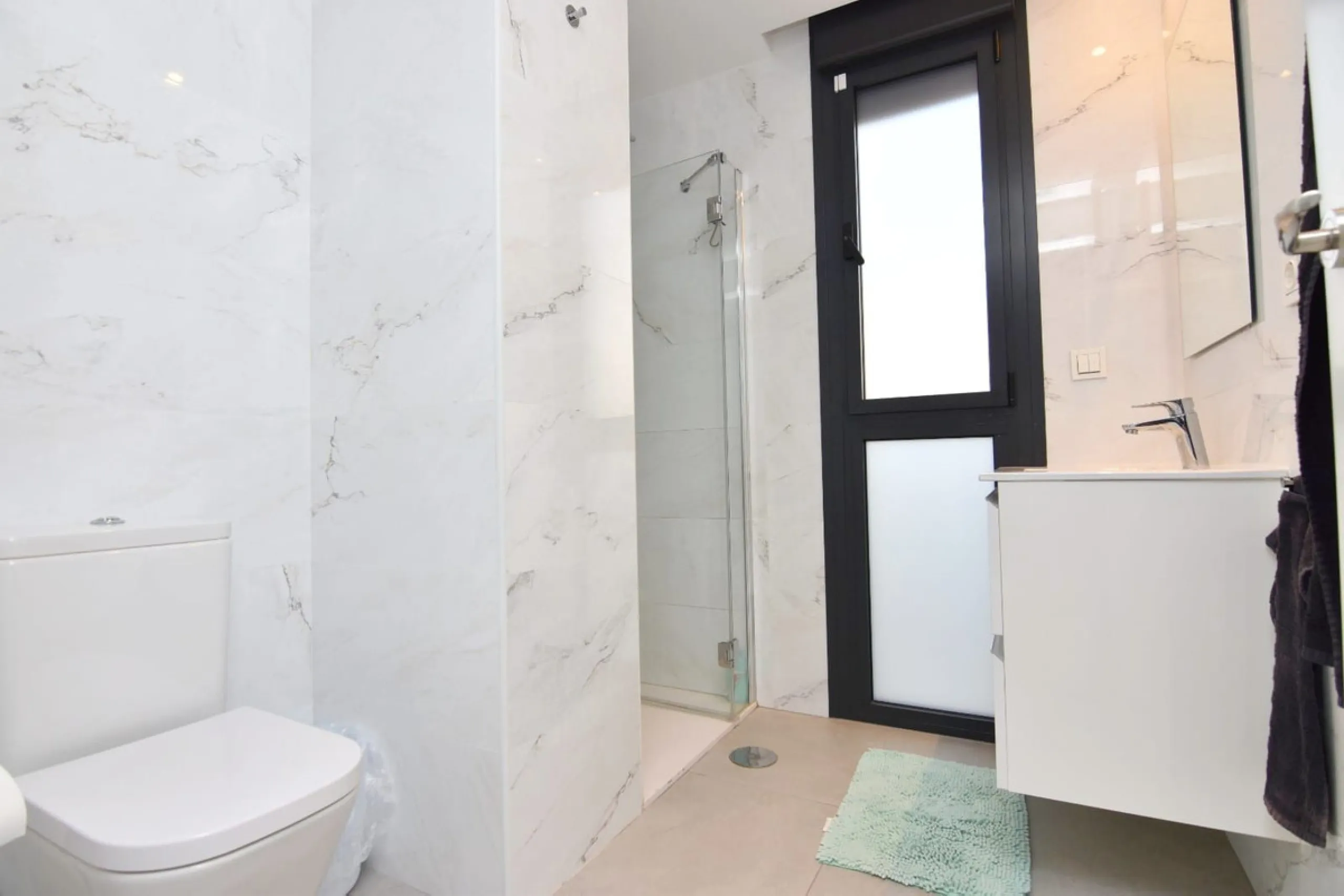 Exclusive corner penthouse built in 2021, located in the heart of Torremolinos, in a modern building with only a few neighbours, offering privacy and tranquillity while being within walking distance of all amenities.