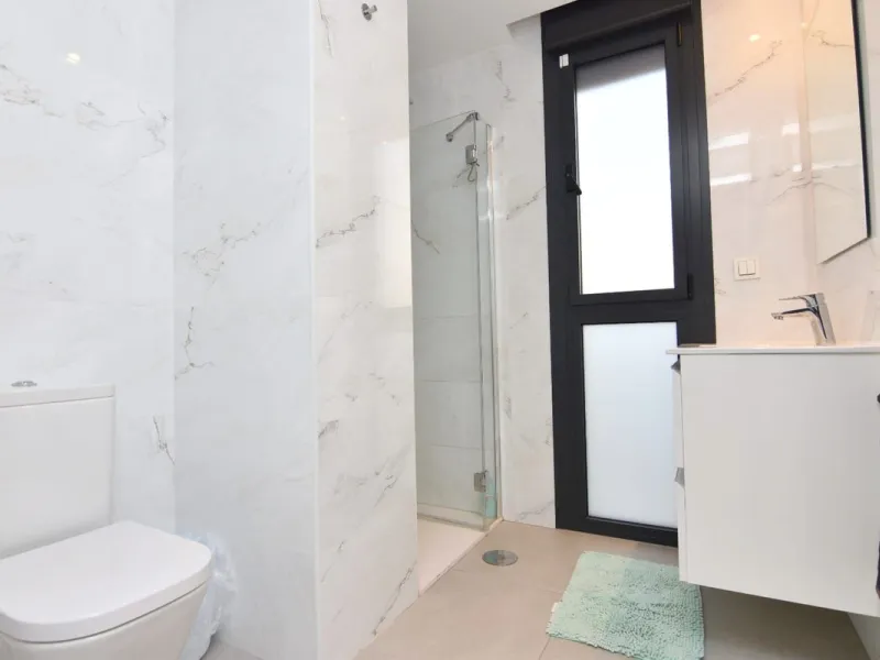 Exclusive corner penthouse built in 2021, located in the heart of Torremolinos, in a modern building with only a few neighbours, offering privacy and tranquillity while being within walking distance of all amenities.