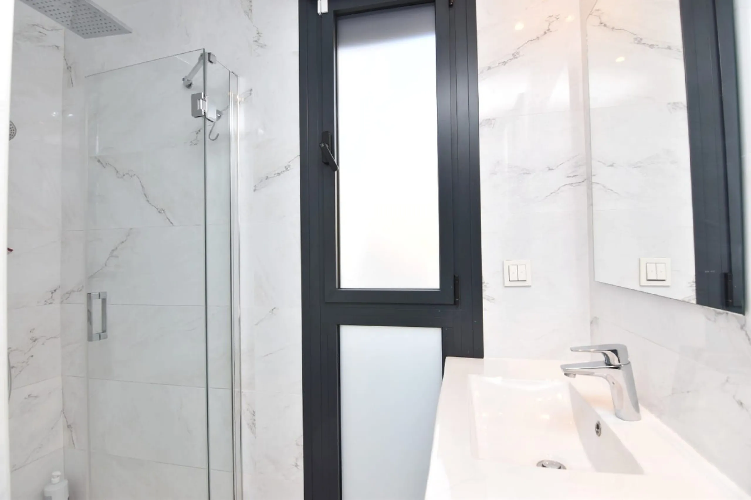 Exclusive corner penthouse built in 2021, located in the heart of Torremolinos, in a modern building with only a few neighbours, offering privacy and tranquillity while being within walking distance of all amenities.
