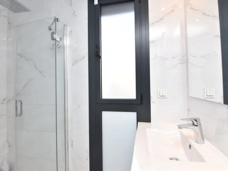 Exclusive corner penthouse built in 2021, located in the heart of Torremolinos, in a modern building with only a few neighbours, offering privacy and tranquillity while being within walking distance of all amenities.