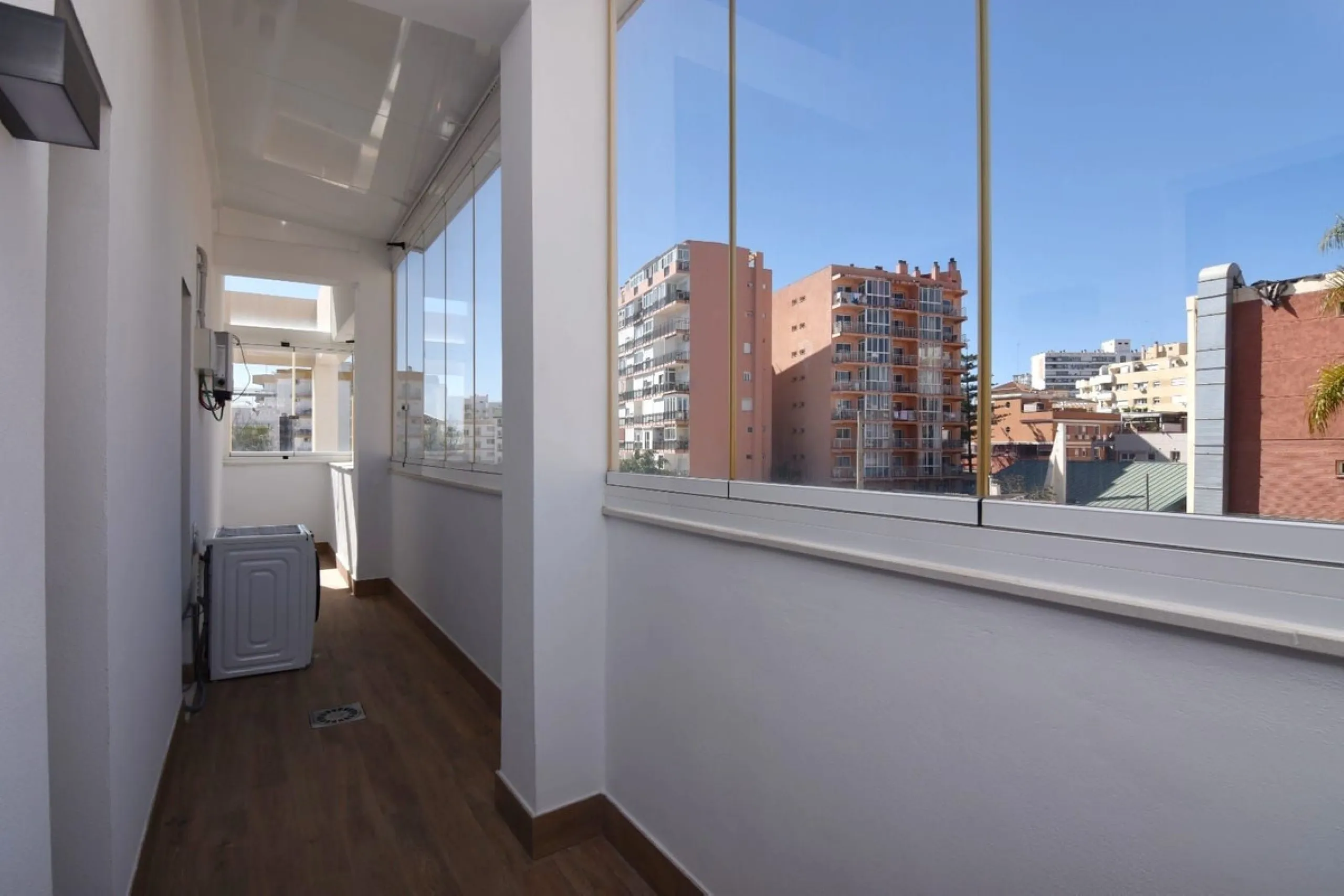 Exclusive corner penthouse built in 2021, located in the heart of Torremolinos, in a modern building with only a few neighbours, offering privacy and tranquillity while being within walking distance of all amenities.